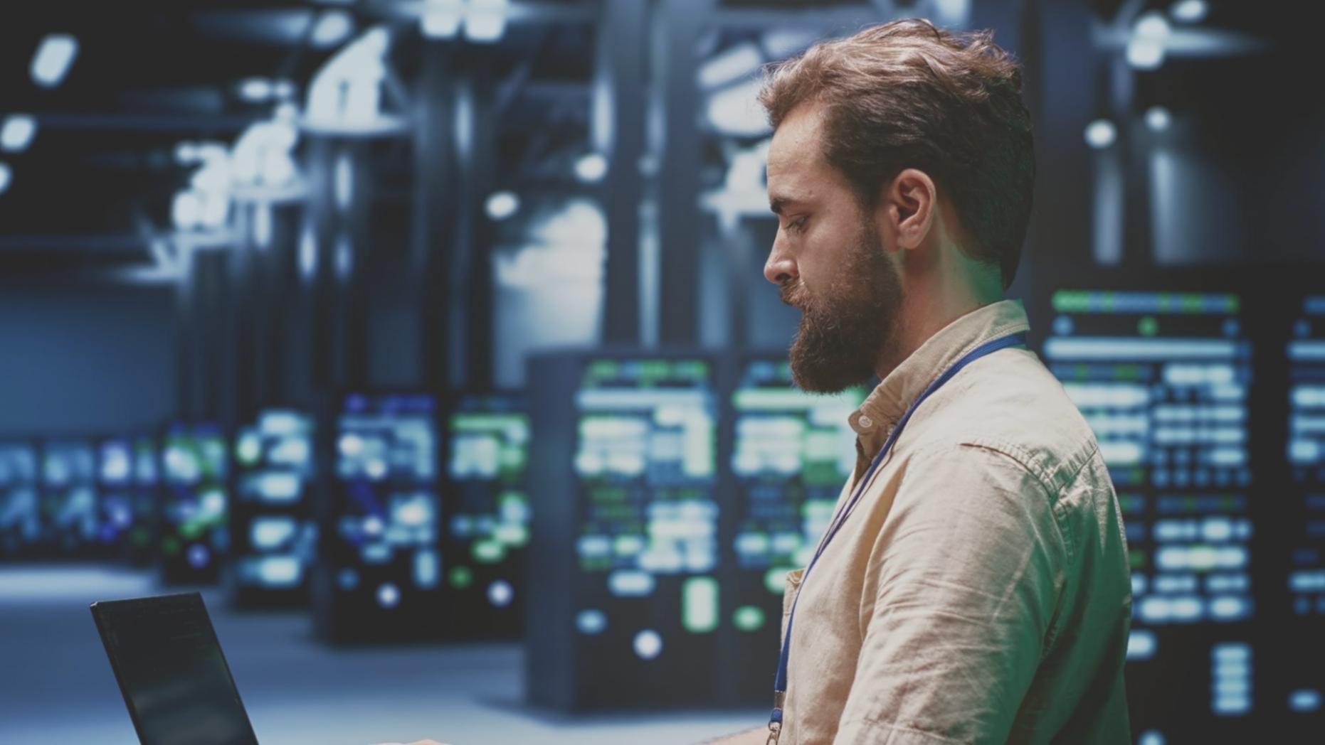 Designer beim Entwickeln eines User Interface mit Design-Software